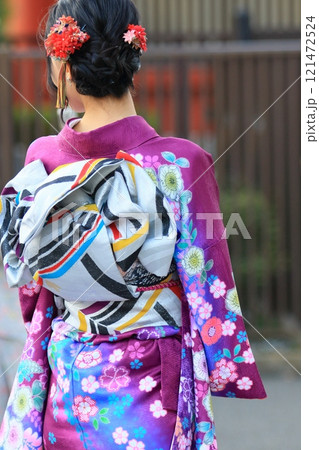 着物を着た女性の後ろ姿　振り袖姿の女性　初詣の晴れ着の女性 121472524