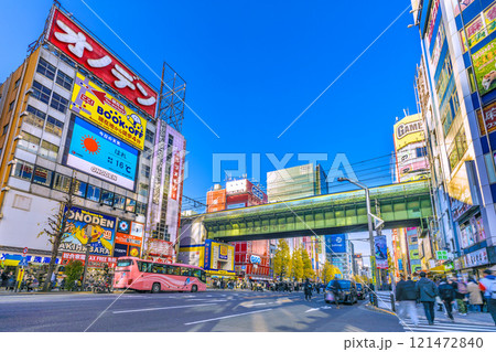 日本の東京都市景観 年の瀬。インバウンド続く…外国人観光客らで賑わう秋葉原。輝く未来へ…=26日 日本の東京都市景観 年の瀬。インバウンド続く…外国人観光客らで賑わう秋葉原。輝く未来へ…=26日 121472840