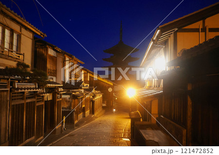 八坂の塔・五重塔・石畳(京都・東山区) 八坂の塔・五重塔・石畳(京都・東山区) 121472852