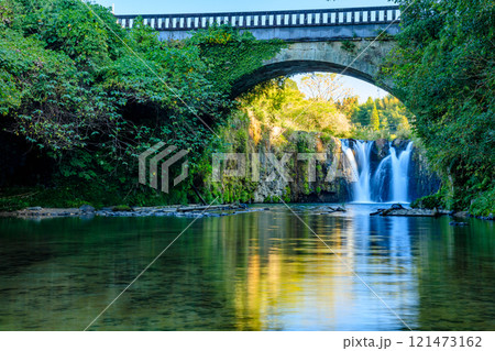 秋の金山橋と板井手の滝　鹿児島県姶良市 121473162