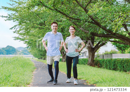 体操をするシニア夫婦 体操をするシニア夫婦 121473334