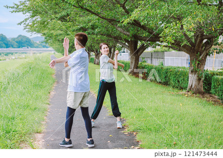 ストレッチをするシニア夫婦 ストレッチをするシニア夫婦 121473444
