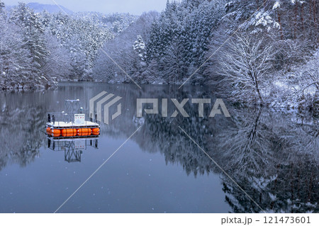 241223ダム湖z083 121473601