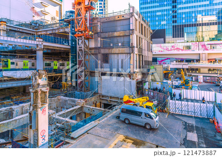 日本の東京都市景観　年の瀬…さよなら渋谷駅西口…山手線の前に巨大鉄骨、謎の支柱が見える＝26日 121473887