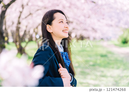 桜と女子高生 121474268