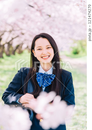 桜と女子高生 121474270