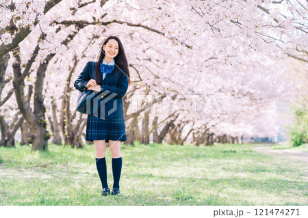 桜と女子高生 121474271