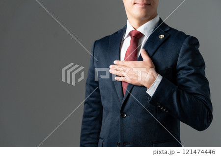 ミドル男性　弁護士　手元 121474446