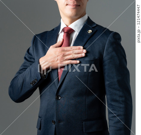 ミドル男性　弁護士　手元 121474447