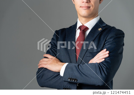 ミドル男性　弁護士　手元 121474451