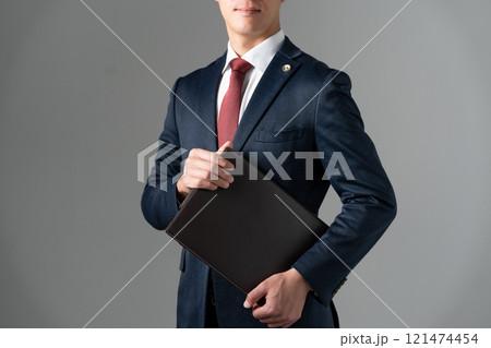 ミドル男性 弁護士 手元 ミドル男性 弁護士 手元 121474454