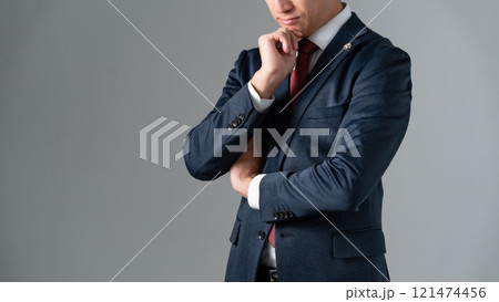 ミドル男性　弁護士　悩む 121474456