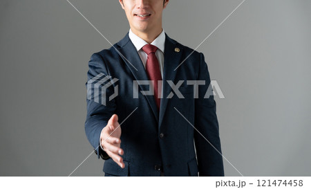 ミドル男性　弁護士　握手 121474458