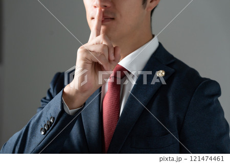 ミドル男性　弁護士　手元 121474461