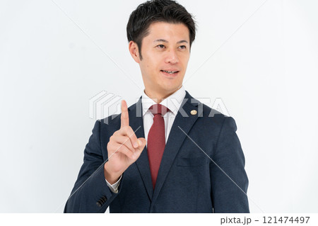 ミドル男性　弁護士　指差し 121474497