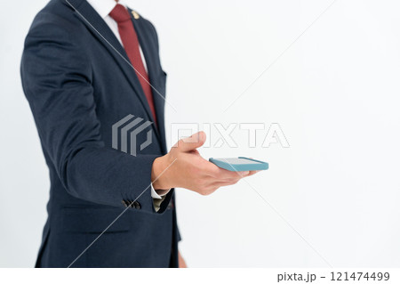 ミドル男性　弁護士　スマホ 121474499