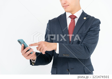 ミドル男性　弁護士　スマホ 121474501