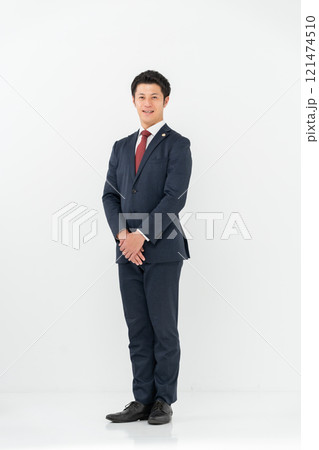 ミドル男性　弁護士　ポートレート　全身 121474510