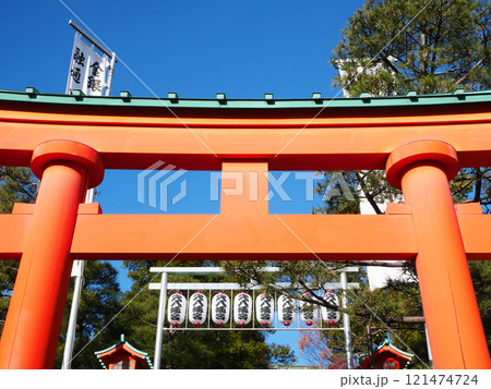 青空に映える朱色の鳥居|穴八幡宮 青空に映える朱色の鳥居|穴八幡宮 121474724