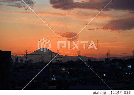 トワイライトタイムの富士山の夕焼け 121474831