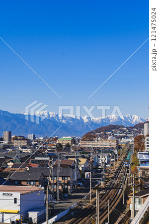 冠雪した北アルプスと線路 松本市 冠雪した北アルプスと線路 松本市 121475024