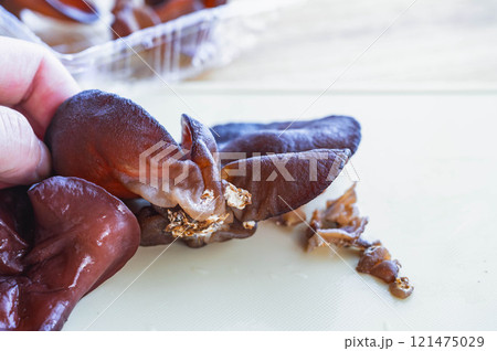 キクラゲの石づきを切る 121475029