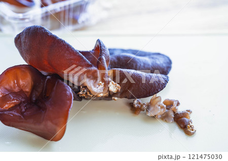 石づきを取ったキクラゲ 121475030