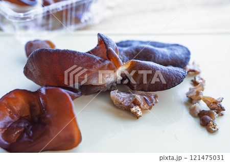 下処理するキクラゲ 121475031