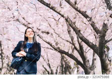 桜と女子高生 121475060