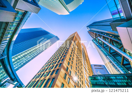 日本の東京都市景観 年の瀬。反射する太陽光…汐留のオフィスビル群などを望む。未来に向かって…＝26日 121475211