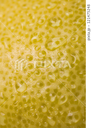 黄色いみずみずしいレモンのアップ 121475248