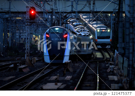 東京駅を発車する中央線 東京駅を発車する中央線 121475377