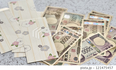 たくさんのお年玉袋とたくさんのお札 121475457