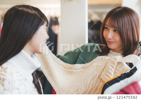 ショッピングで服を選ぶ女性二人【撮影協力・沼垂テラス商店街】 121475502