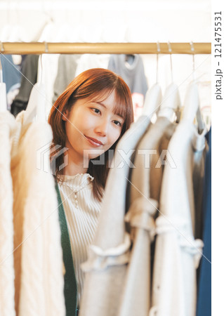 ショッピングで服を選ぶ女性【撮影協力・沼垂テラス商店街】 ショッピングで服を選ぶ女性【撮影協力・沼垂テラス商店街】 121475531