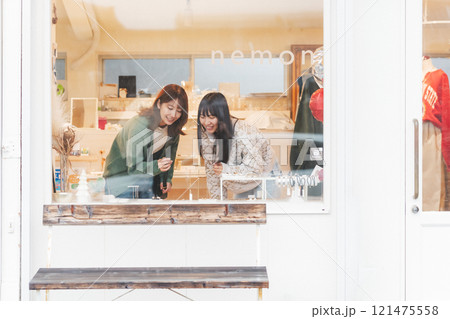 ショッピングでアクセサリーを選ぶ女性二人【撮影協力・沼垂テラス商店街】 ショッピングでアクセサリーを選ぶ女性二人【撮影協力・沼垂テラス商店街】 121475558