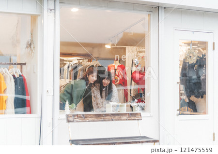 ショッピングでアクセサリーを選ぶ女性二人【撮影協力・沼垂テラス商店街】 ショッピングでアクセサリーを選ぶ女性二人【撮影協力・沼垂テラス商店街】 121475559