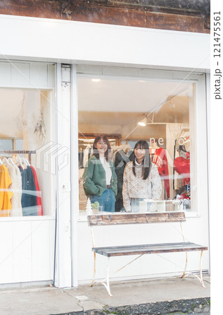 ショッピングでアクセサリーを選ぶ女性二人【撮影協力・沼垂テラス商店街】 121475561