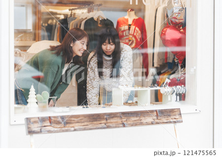 ショッピングでアクセサリーを選ぶ女性二人【撮影協力・沼垂テラス商店街】 121475565