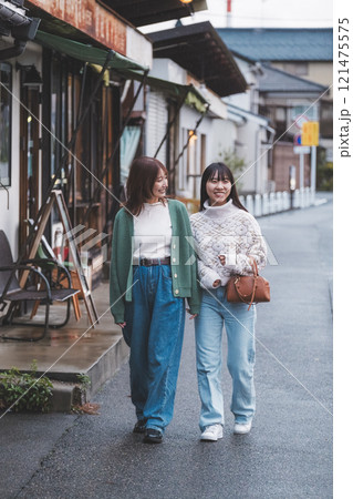 レトロな雰囲気の商店街を歩く女性二人【撮影協力・沼垂テラス商店街】 レトロな雰囲気の商店街を歩く女性二人【撮影協力・沼垂テラス商店街】 121475575
