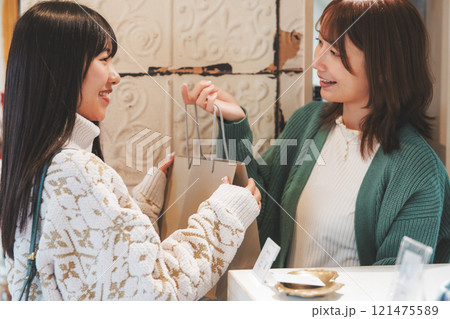 店員から購入した品物を受け取る女性客【撮影協力・沼垂テラス商店街】 店員から購入した品物を受け取る女性客【撮影協力・沼垂テラス商店街】 121475589