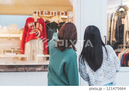 レトロな雰囲気の商店街を歩く女性二人【撮影協力・沼垂テラス商店街】 レトロな雰囲気の商店街を歩く女性二人【撮影協力・沼垂テラス商店街】 121475664