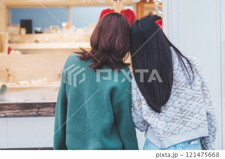 レトロな雰囲気の商店街を歩く女性二人【撮影協力・沼垂テラス商店街】 121475668