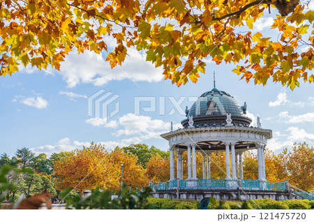 鶴舞公園の奏楽堂、黄葉するプラタナス〈愛知県名古屋市〉 121475720