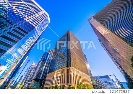 日本の東京都市景観 年の瀬。「大手町」の交差点のビル群や日本橋再開発事業などを望む（左奥）＝22日 121475927