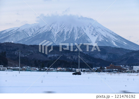 岩手県滝沢市から見た雪景色の岩手山 121476192