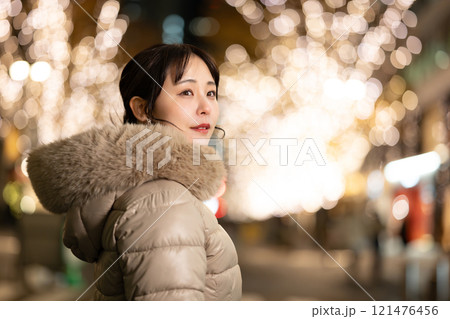 笑顔の女性 旅行 観光 デート 笑顔の女性 旅行 観光 デート 121476456