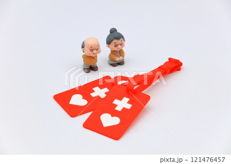 ヘルプマークとお年寄りのイメージ ヘルプマークとお年寄りのイメージ 121476457