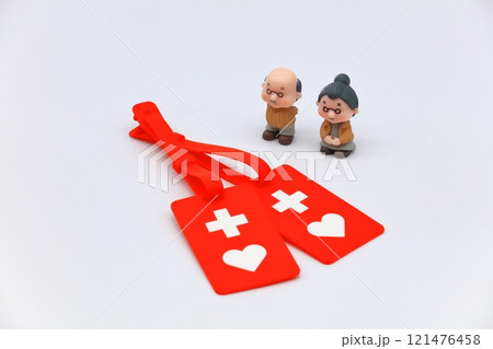 ヘルプマークとお年寄りのイメージ 121476458