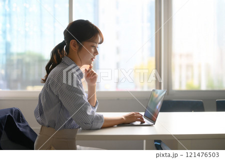 女性ポートレート 121476503